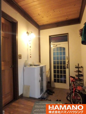 【玄関】 | 筑西市乙中古戸建【デザイン住宅】 | 明るい玄関です