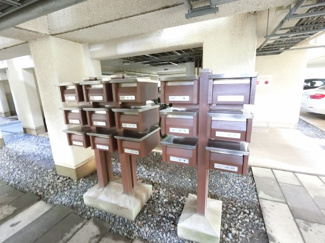 【その他共用部分】 | おしゃれな集合ポストです。
郵便物はこちらからお取りください。
