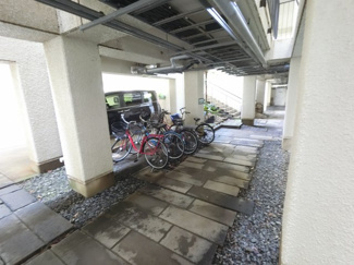 【その他共用部分】 | 駐輪場です。
雨に濡れないので安心です。