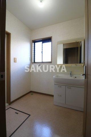 坂上方貸家の洗面所|現況と異なる場合がございます。