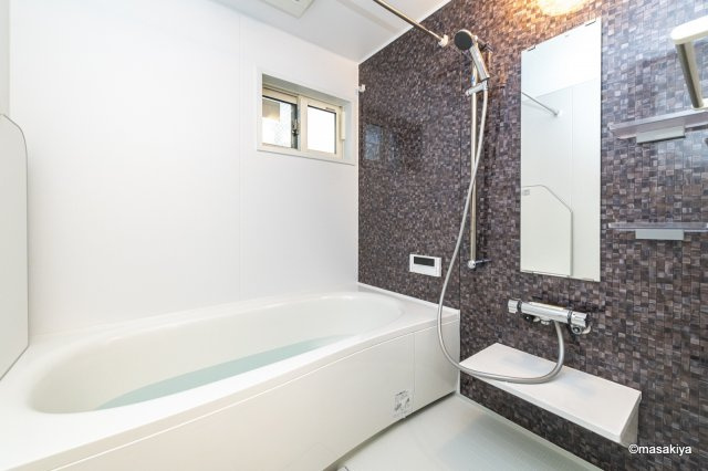 ライフコア吉田小町の浴室|お風呂　一坪タイプで広々です。