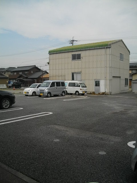ミッドチタノーヴァⅠの駐車場