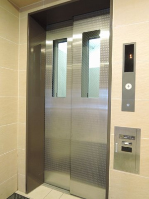 【その他共用部分】 | ポレスター金沢八景 | お買い物時やベビーカーの出し入れに便利なエレベーター付。