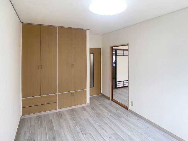 ベルゾーネ城西の洋室