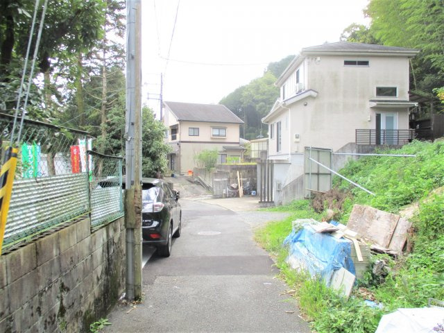 ●地下鉄東西線『御陵』駅まで徒歩８分●閑静な住宅地●建築条件なし売土地●山科区北花山山田町の前面道路含む現地写真|前道(2017年11月撮影)