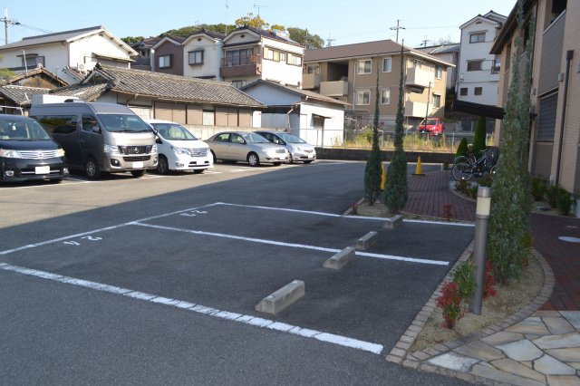 グランディフローラスの駐車場