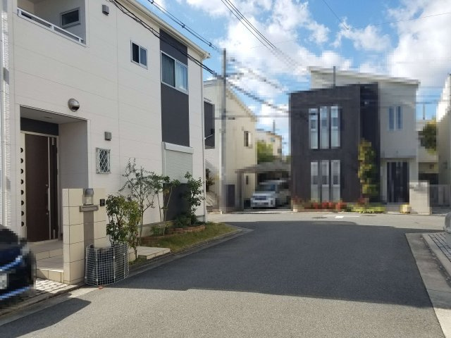 堺市美原区阿弥　一戸建の前面道路含む現地写真