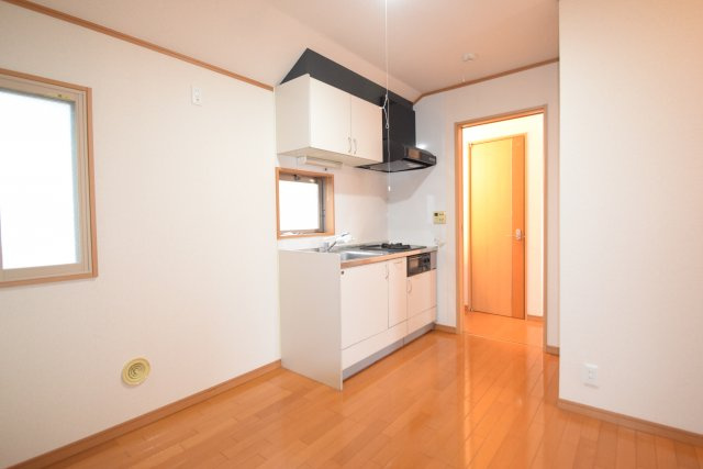 スマイルガーデン柏井の居間・リビング|キッチン後ろに窓あり