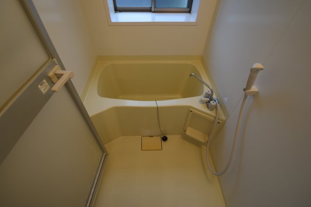 スマイルガーデン柏井の浴室|窓付きお風呂