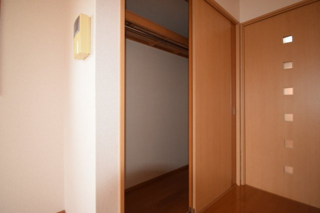 スマイルガーデン柏井の収納|クローゼット