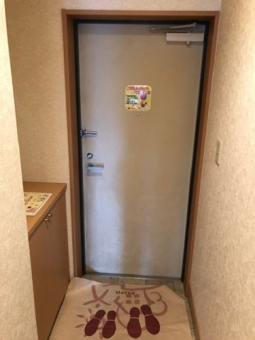 ルネス荒木一番館の玄関|収納もある玄関です