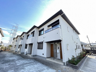 【外観】 | ワンちゃんまたは猫ちゃんと一緒に暮らせる築浅2階建てアパート♪小田急多摩線「黒川」駅まで徒歩6分！小学校が近くてお子様のいるファミリーさんには嬉しい立地です☆