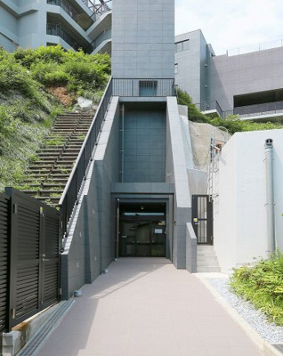 【エントランス】 | クオス横浜六浦ヒルトップレジデンス　ブライトガーデン | サブエントランスです。
住戸まで楽々上り下りできます。