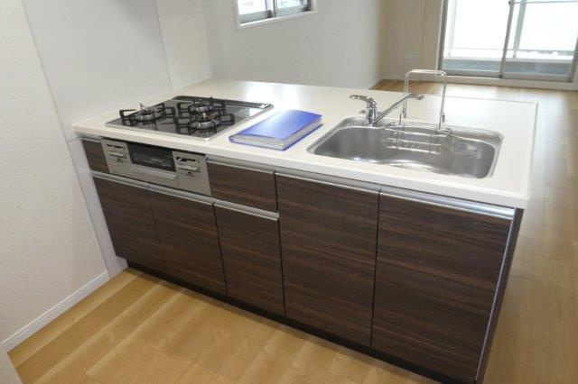 リーブル老松町のキッチン|３口ガスコンロ付きシステムキッチン