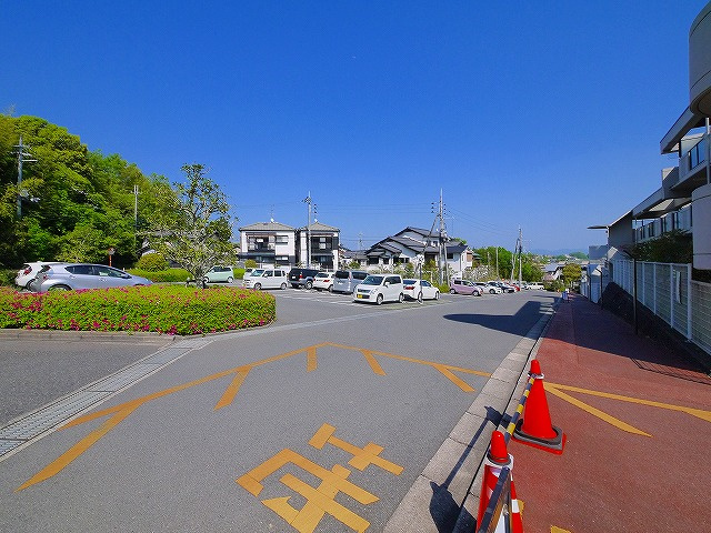 ラウンドヒルズ富雄の駐車場|駐車場です