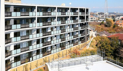 【外観】 | クオス横浜六浦ヒルトップレジデンス　ビューガーデン | 違う角度から見た外観です。
秋には紅葉がきれいに色づき、マンションがよりいっそきれいに見えます。