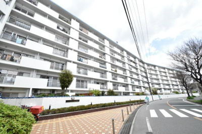 【外観】 | 【室内フルリノベーション済・即入居可】千里桃山台セントポリア | 桃山台駅徒歩8分の便利な立地です。こちらの物件は、いつでも内覧が可能です。お客さまのご都合良い日程を、お気軽にお問合せくださいませ。