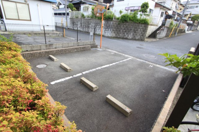 【駐車場】 | オーチャードベリー | 駐車場があるので、車を買う予定の方も安心です