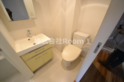 【洗面所】 | アパートメント谷町 | 明るい洗面所です