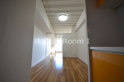 【居間・リビング】 | アパートメント谷町 | こちらの居間で趣味の時間をお楽しみください