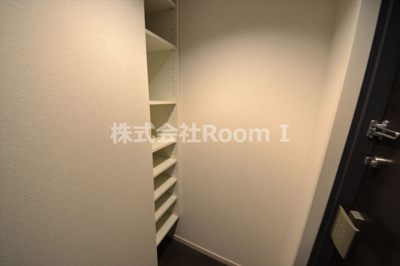 【玄関】 | アパートメント谷町 | 収納もある玄関です