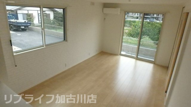 平岡町土山戸建の居間・リビング|写真はA棟