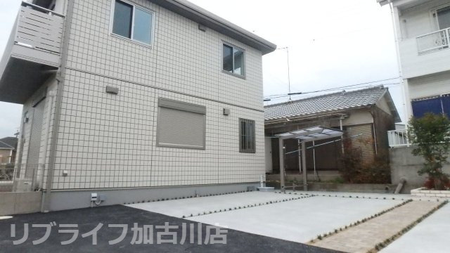 平岡町土山戸建の駐車場|駐車場並列で2台可能