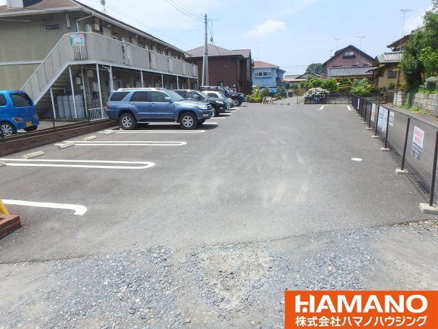 ロイヤルローサの駐車場|車をお持ちの方に嬉しい駐車場付きの物件です