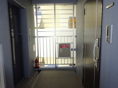 【その他共用部分】 | ワールドアイ江坂アルバ | 玄関前の共有スペースです