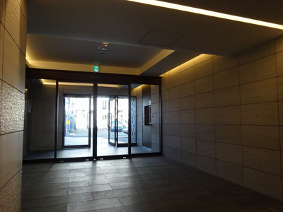 【ロビー】 | ワールドアイ江坂アルバ | 広くてシックな印象のロビーです