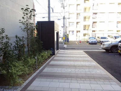 【エントランス】 | ワールドアイ江坂アルバ | 落ち着いたエントランスです