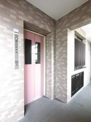 【その他共用部分】 | 金沢文庫パークホームズ弐番館 | お買い物時やベビーカーの出し入れに便利なエレベーター付。