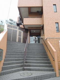 【エントランス】 | 京急本線「能見台」駅徒歩5分・「京急富岡」駅駅徒歩7分
忙しい朝が助かる立地、暮らしにゆとりが生まれます。