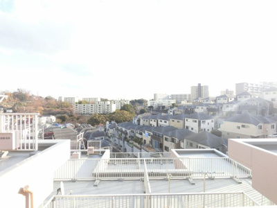 【展望】 | コスモ井土ヶ谷グランヒルズ六号館 | 物件から住宅街眺望。
幼稚園・小学校・中学校も近くにあり子育てにお勧めの住環境です。