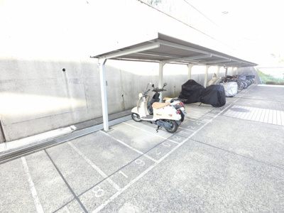 【その他共用部分】 | コスモ井土ヶ谷グランヒルズ六号館 | バイク置き場、屋根付き
