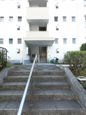 【エントランス】 | 洋光台南第一団地4街区1号棟 | マンションのエントランスです。
階段ですが手すりがついているので安心です。