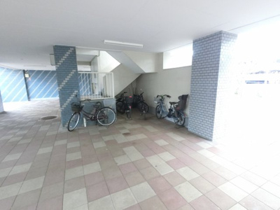 【その他共用部分】 | 洋光台南第一団地4街区1号棟 | 駐輪場です。
屋内にあるので雨が降っても安心です。