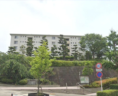 【外観】 | 洋光台南第一団地4街区1号棟 | 洋光台駅徒歩4分の好立地。
スーパーが目の前です！
日勤管理なので管理体制良好です。