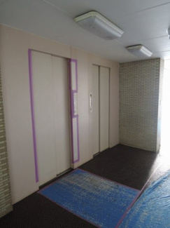 【その他共用部分】 | お買い物時やベビーカーの出し入れに便利なエレベーター付。
混雑時にも便利なエレベーター2基付です。