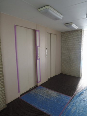 【その他共用部分】 | 篠原コーポラスD棟 | お買い物時やベビーカーの出し入れに便利なエレベーター付。
混雑時にも便利なエレベーター2基付です。
