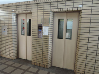 【その他共用部分】 | お買い物時やベビーカーの出し入れに便利なエレベーター付。
混雑時にも便利なエレベーター2基付です。