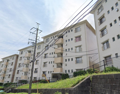 【外観】 | 宮向団地二街区七号棟 | 足音等階下の心配の心配のない1階住居、日当たり・通風・眺望良好です。
LDKと一体感のある使いやすいシステムキッチン採用♪