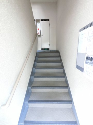 【その他共用部分】 | 磯子台パークハイツ1号棟 | 階段スペースです。
手摺りも付いていますので安心です。