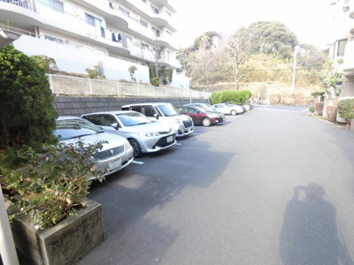 【駐車場】 | 磯子台パークハイツ1号棟 | 駐車場スペースです。
月額7,000円～12,000円(空き状況は担当者までご確認下さい。)
