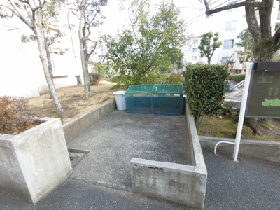 【その他共用部分】 | 磯子台パークハイツ1号棟 | ゴミ置き場スペースです。
共用部分も管理人さんにより綺麗に保たれています。