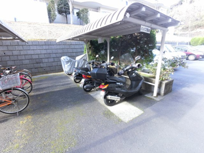 【その他共用部分】 | 磯子台パークハイツ1号棟 | バイク置場スペースです。
月額：小型200円、中型500円、大型600円(空き状況は担当者までご確認下さい。)
