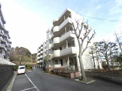 【外観】 | 磯子台パークハイツ1号棟 | 京急線「上大岡駅」バス20分「氷取沢公園下」徒歩1分、京急線「金沢文庫駅」バス9分「氷取沢」徒歩5分。　
5階建ての最上階、ペット飼育可のマンション。