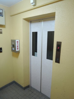 【その他共用部分】 | ライオンズマンション吉野町第10 | お買い物時やベビーカーの出し入れに便利なエレベーター付。