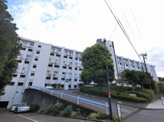 【外観】 | 100戸以上のビッグコミュニテイー。
住み込み管理で管理体制良好です。
大切なペットとも暮らせるマンションですよ。
