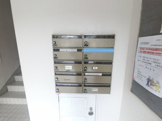 【その他共用部分】 | 集合ポストです。
郵便物はこちらからお取りください。
